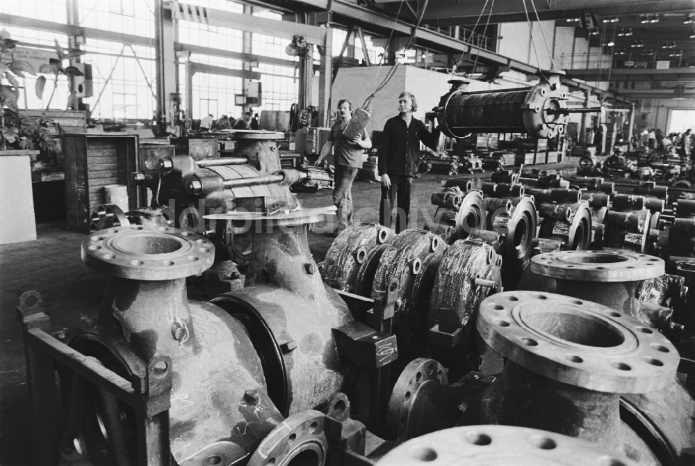 DDR-Fotoarchiv: Halle (Saale) - Produktionsprozeß im VEB Industriewerk Halle-Nord in Halle (Saale) in der DDR