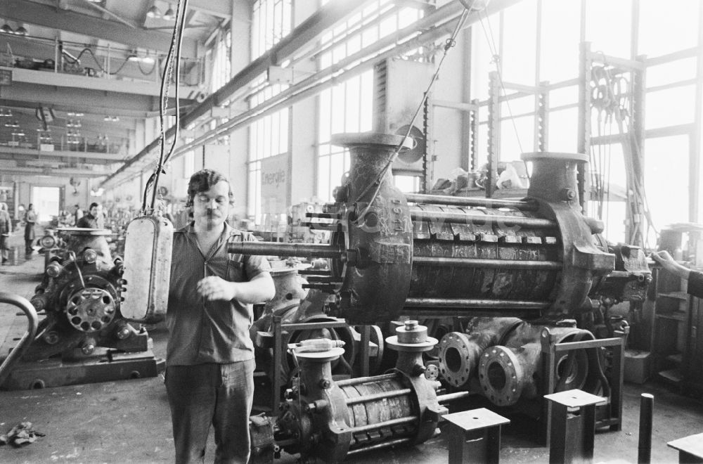 DDR-Bildarchiv: Halle (Saale) - Produktionsprozeß im VEB Industriewerk Halle-Nord in Halle (Saale) in der DDR