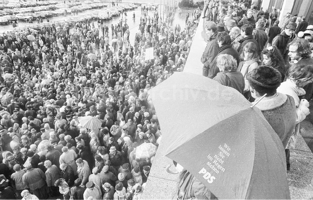 Berlin: Protest für Erhalt des Palast der Republik in Berlin 28.03.1993