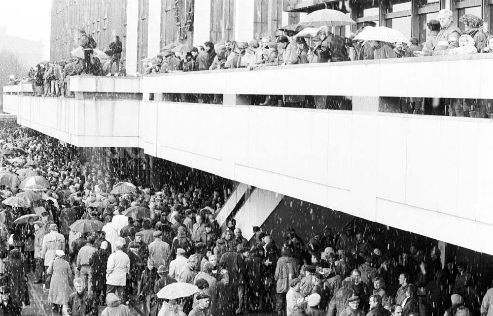 DDR-Fotoarchiv: Berlin - Protest für Erhalt des Palast der Republik in Berlin 28.03.1993