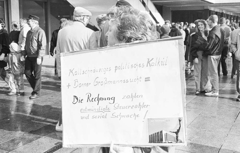 Berlin: Protest für Erhalt des Palast der Republik in Berlin 28.03.1993