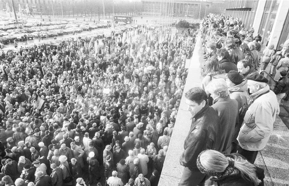 Berlin: Protest für Erhalt des Palast der Republik in Berlin 28.03.1993