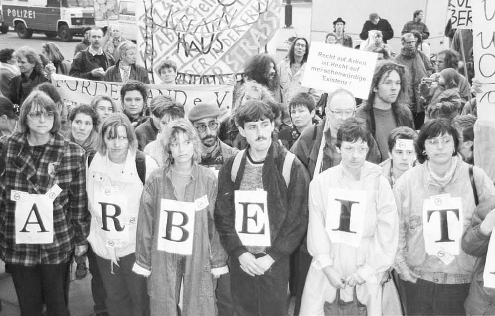 DDR-Bildarchiv: Berlin - Protest gegen ABM-Stopp vor dem Roten Rathaus Berlin 22.03.1993