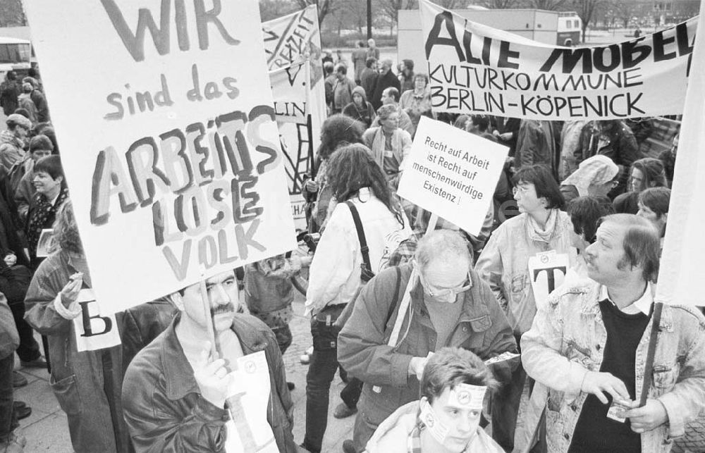 DDR-Fotoarchiv: Berlin - Protest gegen ABM-Stopp vor dem Roten Rathaus Berlin 22.03.1993