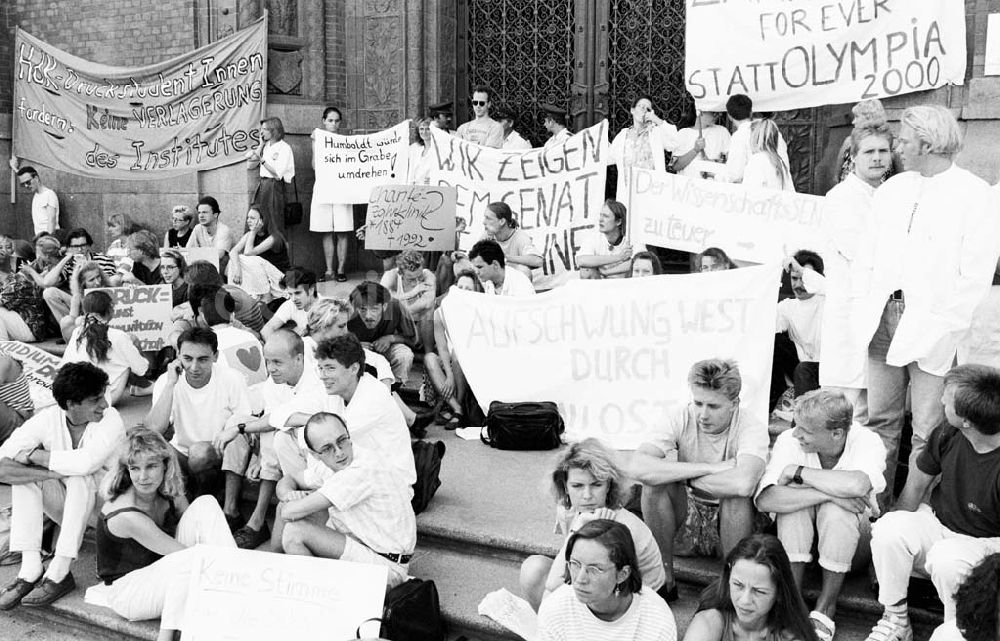 DDR-Fotoarchiv: Berlin - Protest vor Rotem Rathaus gegen Zahnklinikschließung 29.06.1992