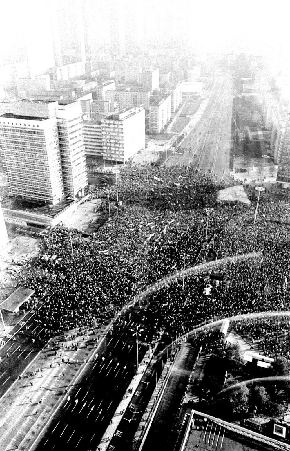 DDR-Fotoarchiv: Berlin-Mitte - Protestdemonstration von 500 000 im Zentrum Berlins 04.11.89 Foto: Grahn Umschlag 1320