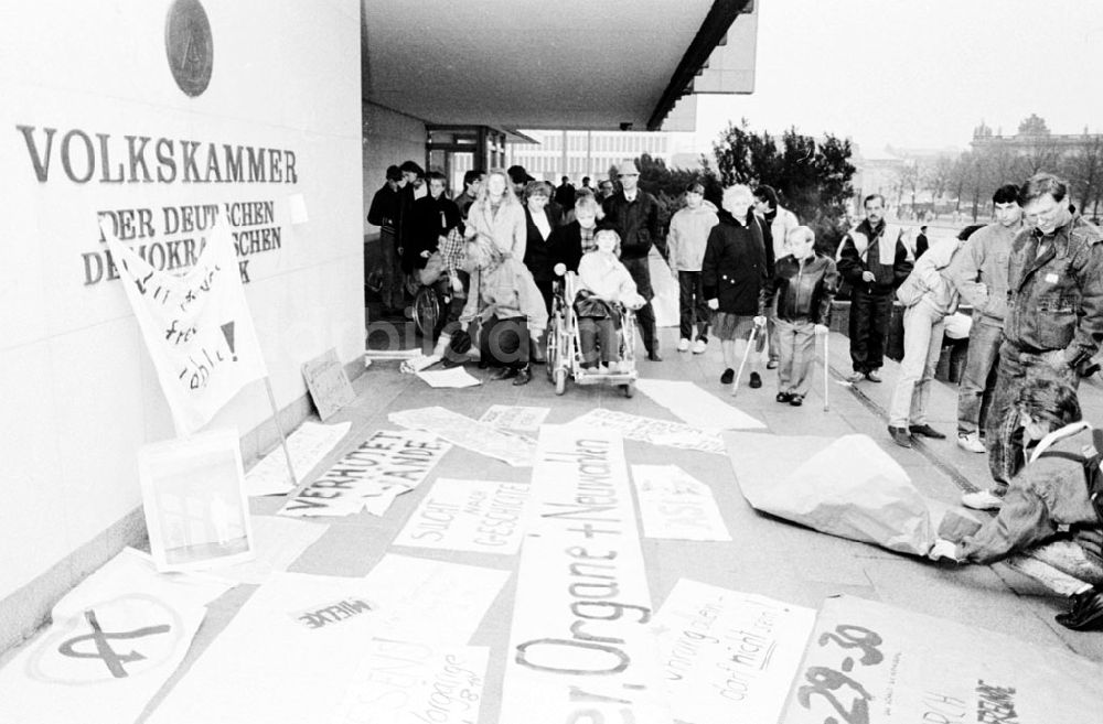 DDR-Fotoarchiv: Berlin-Mitte - Protestdemonstration von 500 000 im Zentrum Berlins 04.11.89 Foto: Grahn Umschlag 1320