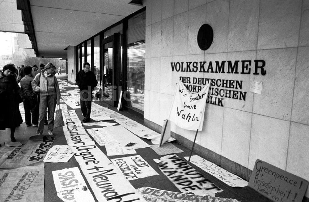 Berlin-Mitte: Protestdemonstration von 500 000 im Zentrum Berlins 04.11.89 Foto: Grahn Umschlag 1320