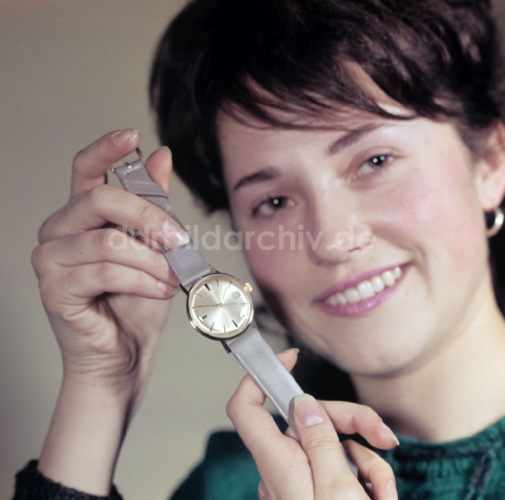 DDR-Bildarchiv: Glashütte - Präsentation einer Armbanduhr aus dem VEB Glashütter Uhrenbetriebe in Glashütte in der DDR