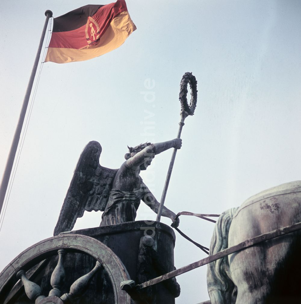 DDR-Fotoarchiv: Berlin - Quadriga am Wahrzeichen Brandenburger Tor in Berlin in der DDR