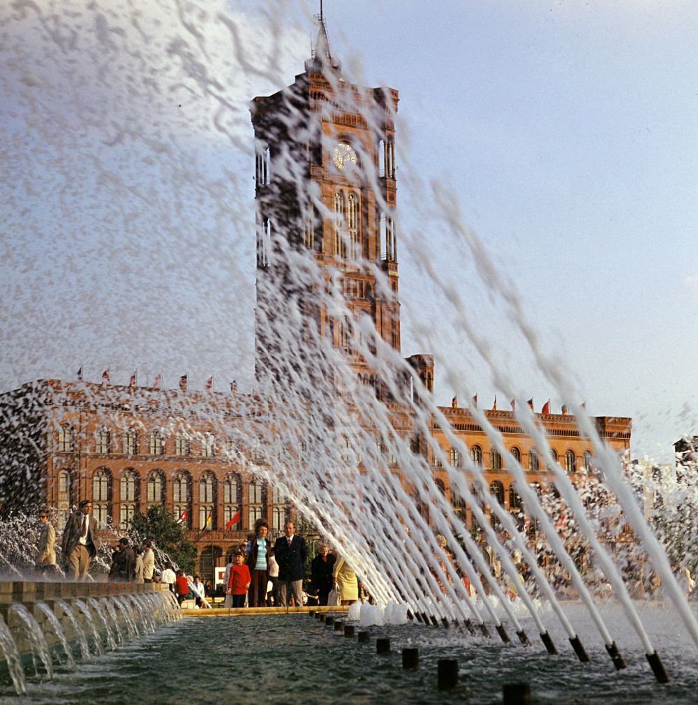 DDR-Fotoarchiv: Berlin - Rathausgebäude Rotes Rathaus in Berlin in der DDR