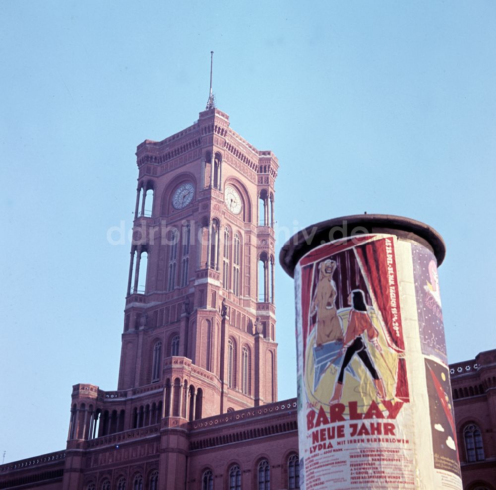 Berlin: Rathausgebäude Rotes Rathaus in Berlin in der DDR