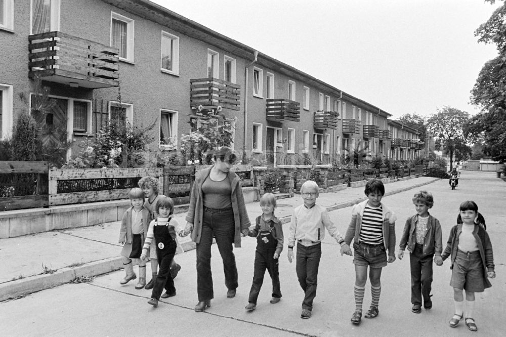 DDR-Bildarchiv: Berlin - Reihenhaus- Wohnanlage im Ortsteil Grünau in Berlin in der DDR