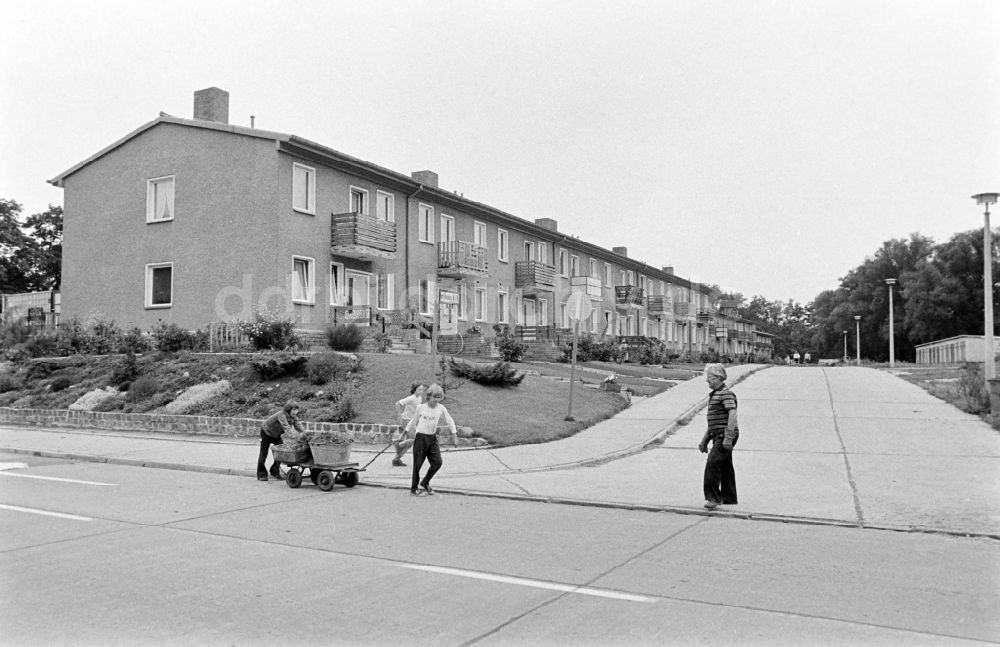 DDR-Bildarchiv: Berlin - Reihenhaus- Wohnanlage im Ortsteil Grünau in Berlin in der DDR