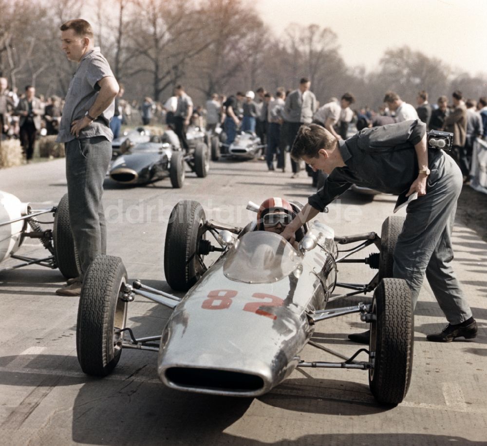 DDR-Fotoarchiv: Hohenstein-Ernstthal - Rennen auf dem Sachsenring in Hohenstein-Ernstthal in der DDR