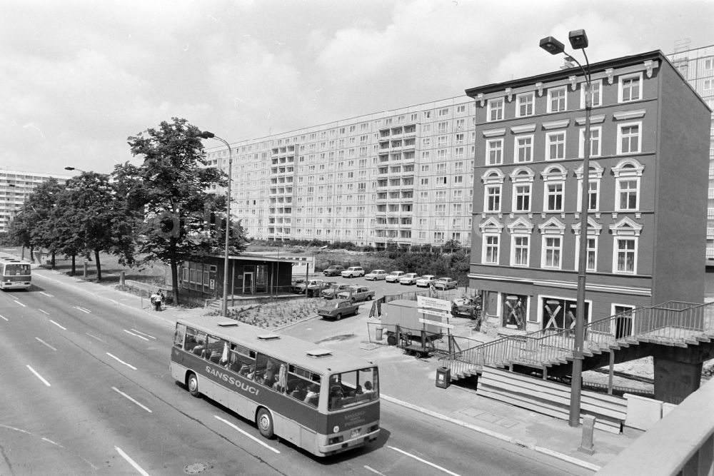 DDR-Bildarchiv: Berlin - Renovierte Fassaden im Ortsteil Lichtenberg in Berlin in der DDR