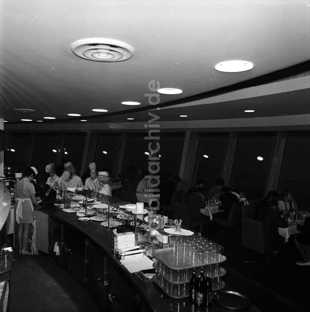 DDR-Bildarchiv: Berlin - Restaurant im Berliner Fernsehturm 1969