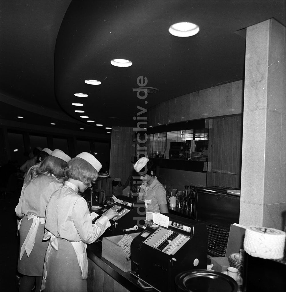 DDR-Bildarchiv: Berlin - Restaurant im Berliner Fernsehturm 1969