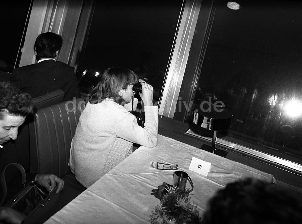 DDR-Fotoarchiv: Berlin - Restaurant im Berliner Fernsehturm 1969