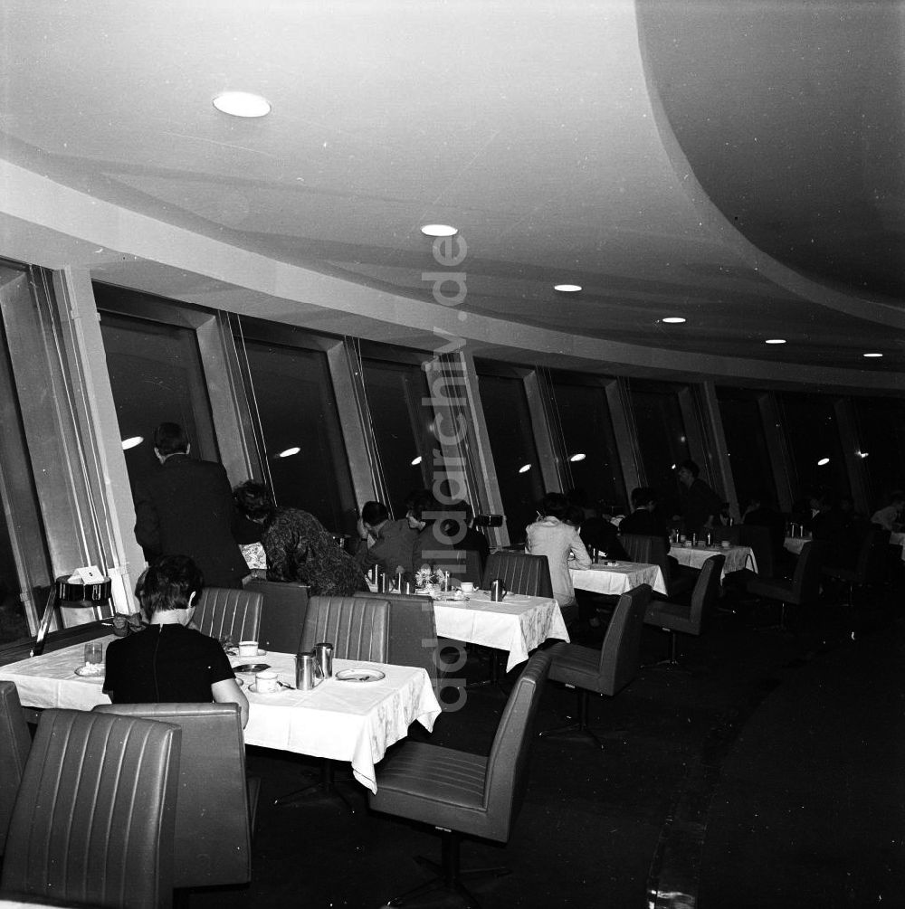 DDR-Bildarchiv: Berlin - Restaurant im Berliner Fernsehturm 1969