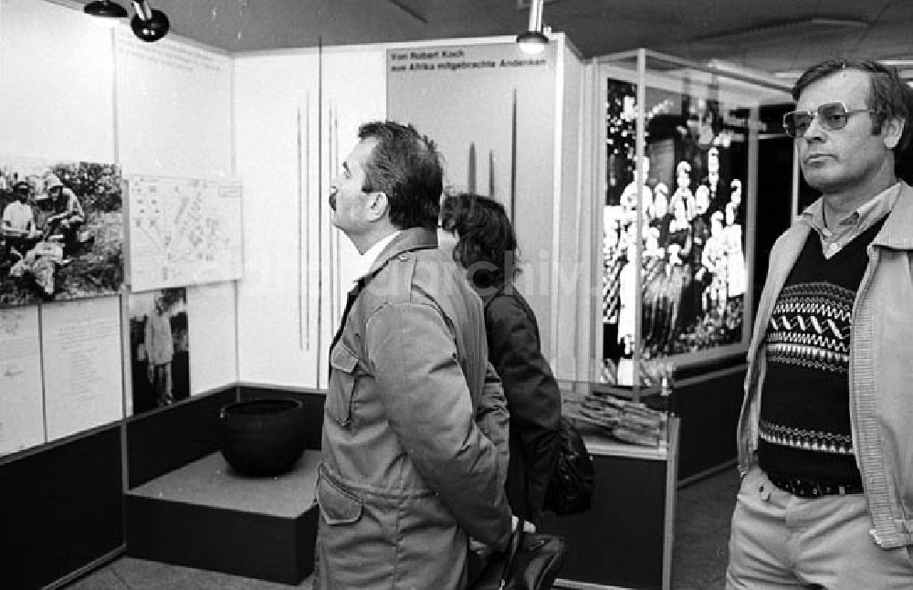 DDR-Fotoarchiv: Berlin-Mitte - Robert-Koch-Ausstellung am Fernsehturm in Berlin-Mitte Umschlagnr.: 329 Foto: Winkler