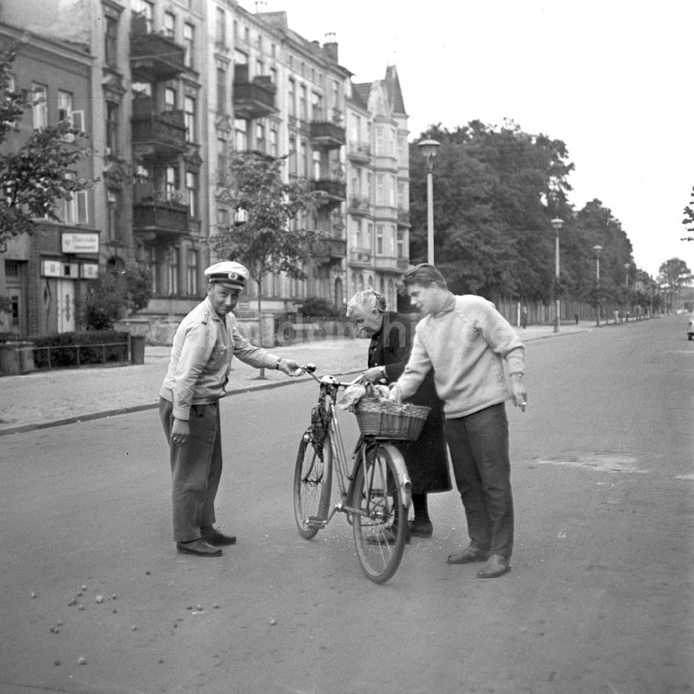 DDR-Fotoarchiv: Rostock - Rostock DDR - Fahrradunfall 1966