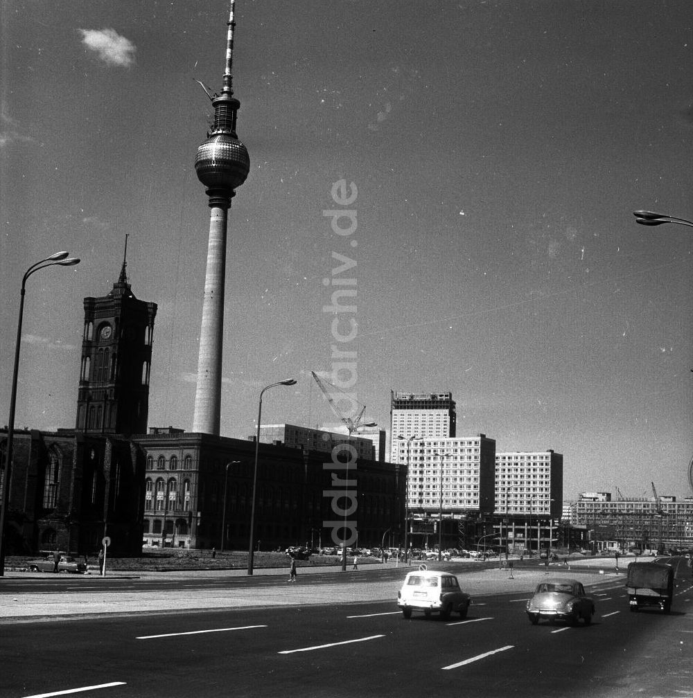 DDR-Bildarchiv: Berlin - Rotes Rathaus und Fernsehturm in Berlin-Mitte