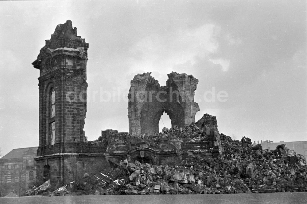 Dresden: Ruine der Dresdner Frauenkiche als Nationammahnmal in Dresden in der DDR