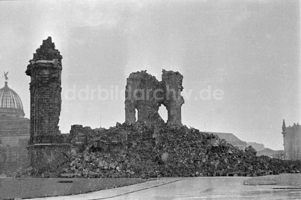 DDR-Bildarchiv: Dresden - Ruine der Dresdner Frauenkiche als Nationammahnmal in Dresden in der DDR