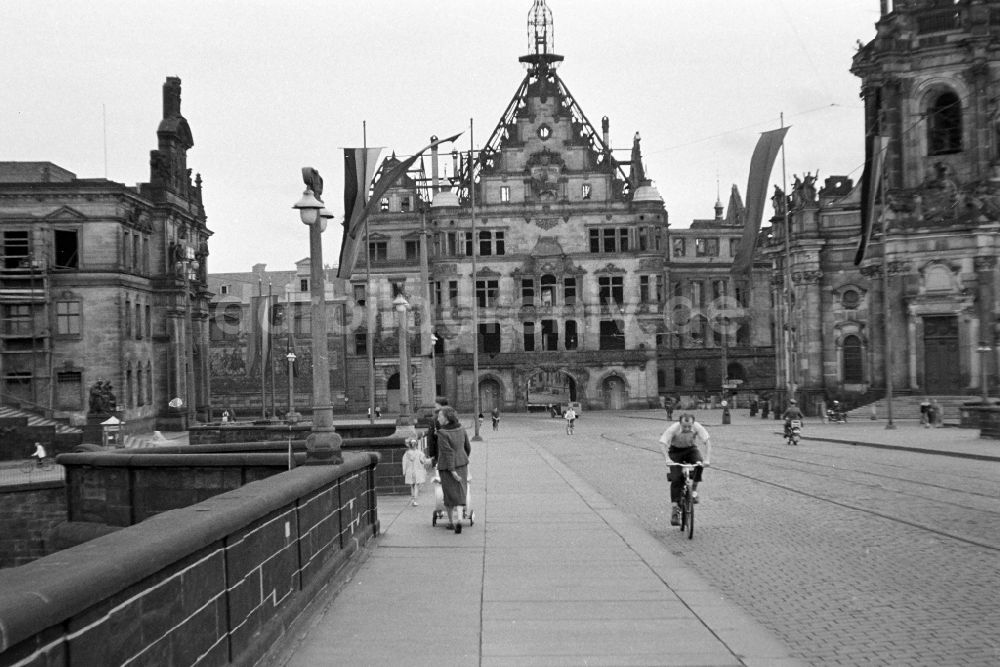 DDR-Fotoarchiv: Dresden - Ruine des Dresdner Schloß an der Augustusbrücke in Dresden in der DDR