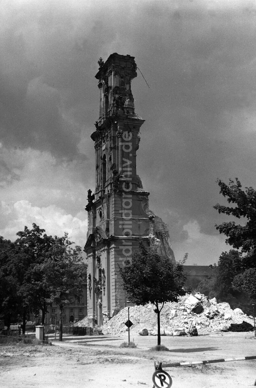 DDR-Fotoarchiv: Potsdam - Ruine der Potsdamer Garnisionkirche vor der Sprengung in Potsdam in der DDR