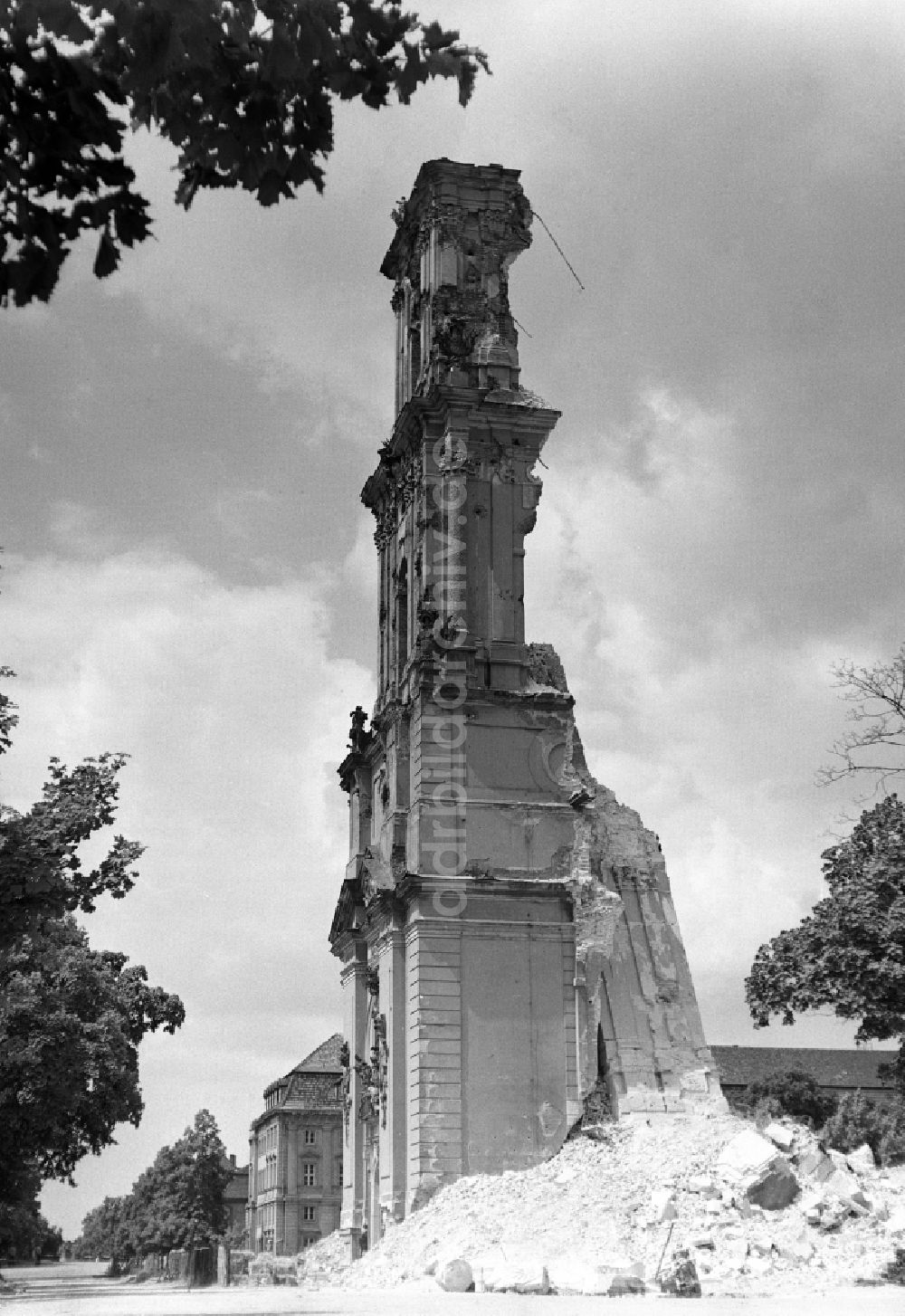 Potsdam: Ruine der Potsdamer Garnisionkirche vor der Sprengung in Potsdam in der DDR