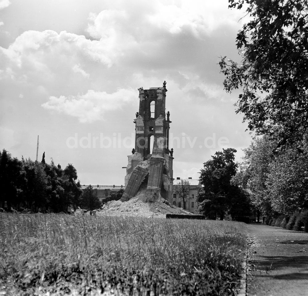 DDR-Bildarchiv: Potsdam - Ruine der Potsdamer Garnisionkirche vor der Sprengung in Potsdam in der DDR