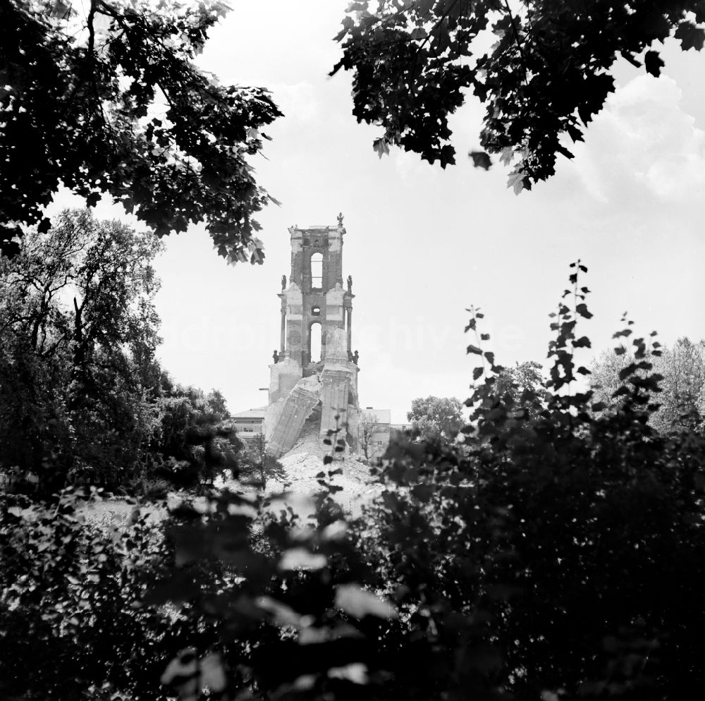 DDR-Fotoarchiv: Potsdam - Ruine der Potsdamer Garnisionkirche vor der Sprengung in Potsdam in der DDR