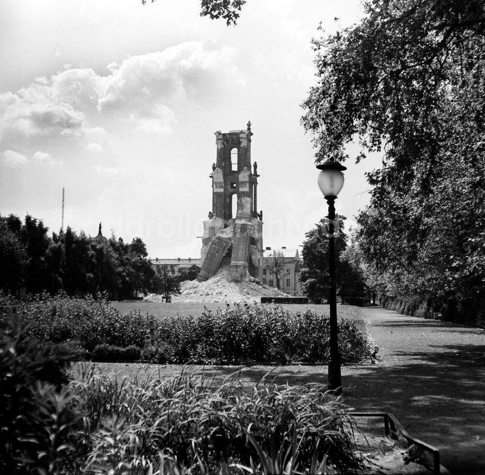 Potsdam: Ruine der Potsdamer Garnisionkirche vor der Sprengung in Potsdam in der DDR