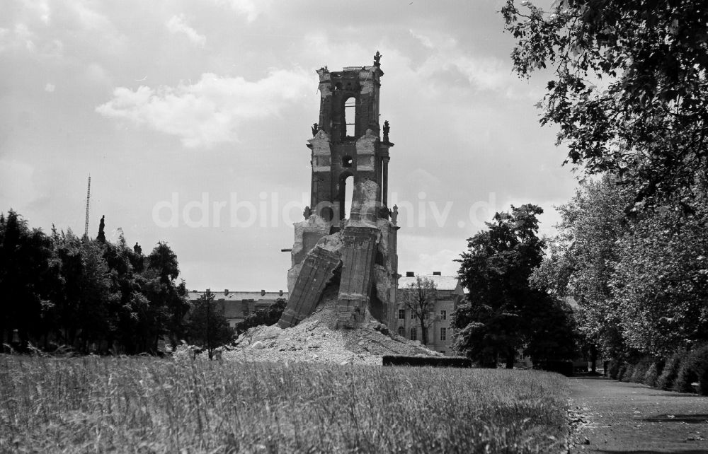 DDR-Bildarchiv: Potsdam - Ruine der Potsdamer Garnisionkirche vor der Sprengung in Potsdam in der DDR