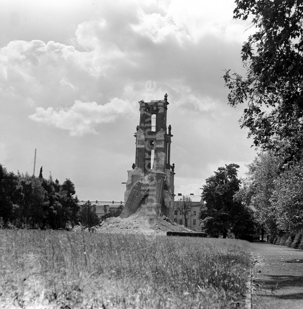 DDR-Fotoarchiv: Potsdam - Ruine der Potsdamer Garnisionkirche vor der Sprengung in Potsdam in der DDR