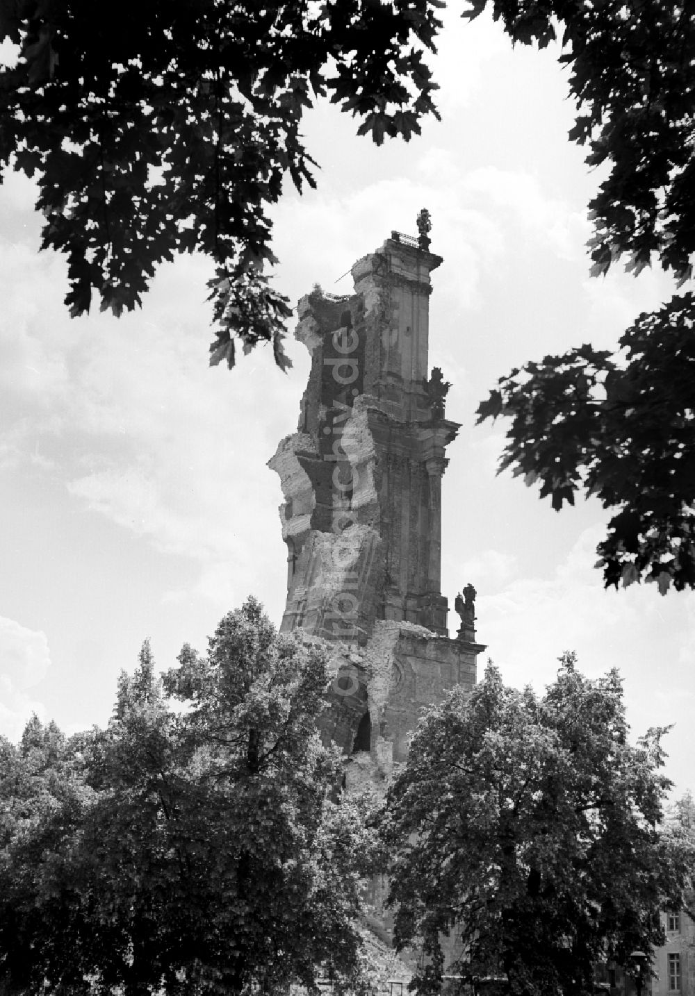 Potsdam: Ruine der Potsdamer Garnisionkirche vor der Sprengung in Potsdam in der DDR