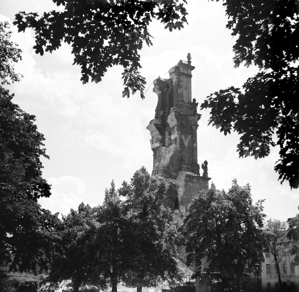 DDR-Bildarchiv: Potsdam - Ruine der Potsdamer Garnisionkirche vor der Sprengung in Potsdam in der DDR