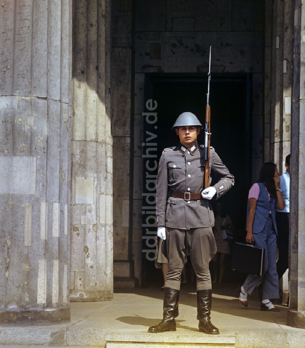 DDR-Bildarchiv: Berlin - Schinkelsche Neue Wache in Berlin in der DDR