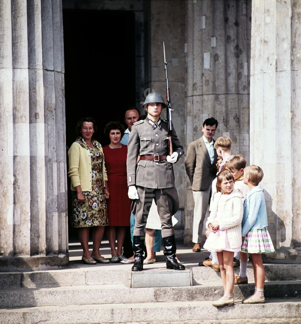 DDR-Fotoarchiv: Berlin - Schinkelsche Neue Wache in Berlin in der DDR