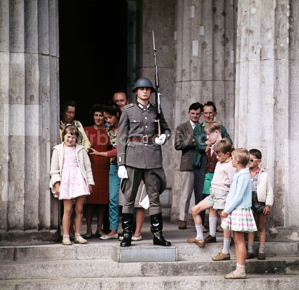 Berlin: Schinkelsche Neue Wache in Berlin in der DDR