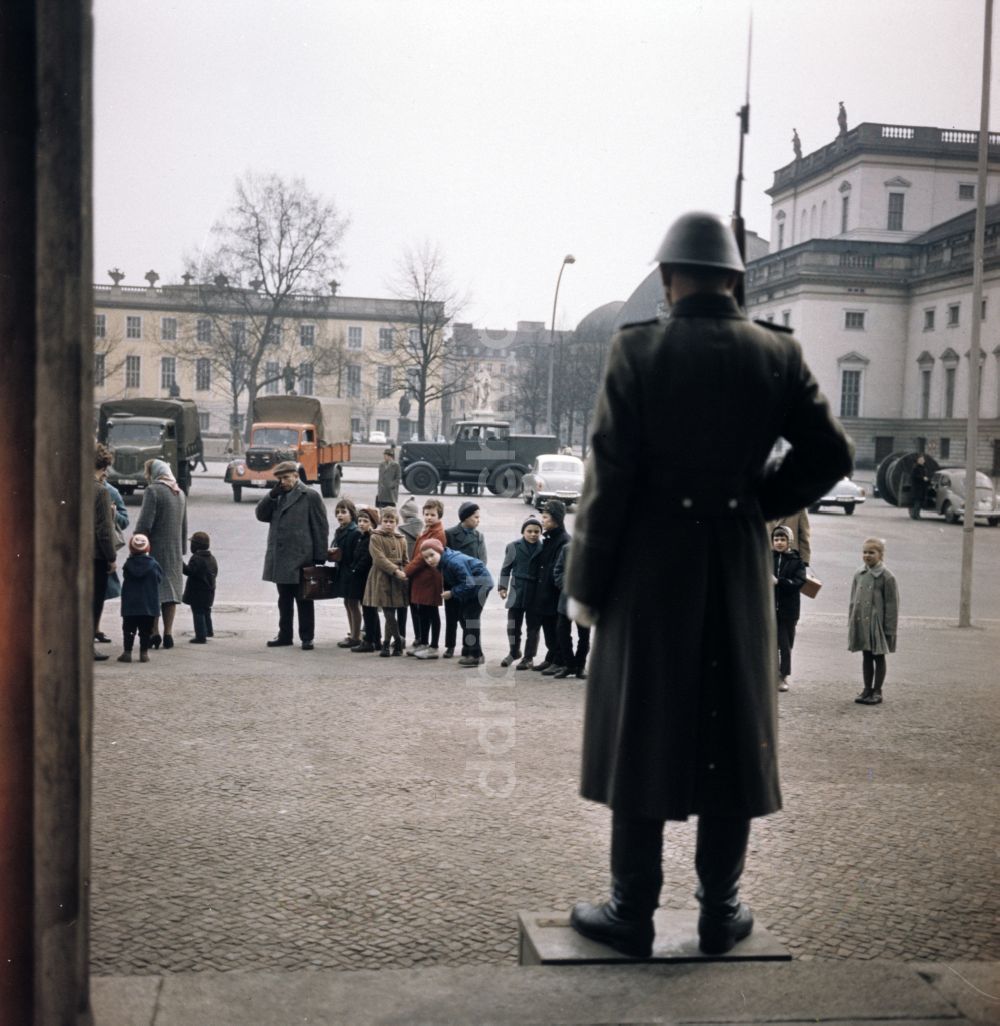 DDR-Bildarchiv: Berlin - Schinkelsche Neue Wache in Berlin in der DDR