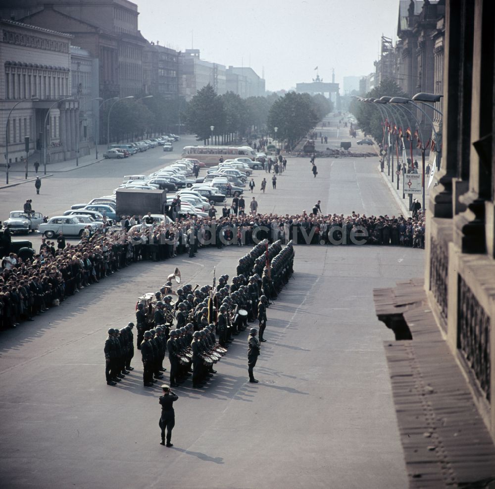 DDR-Fotoarchiv: Berlin - Schinkelsche Neue Wache in Berlin in der DDR