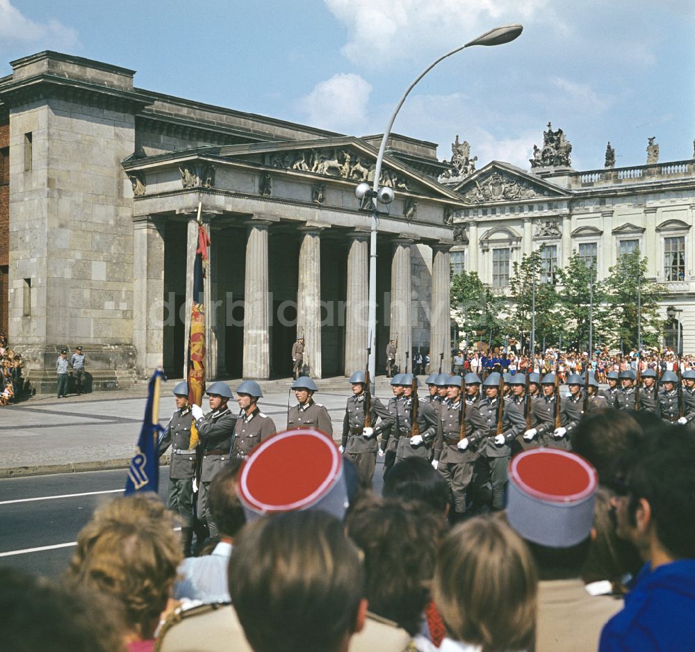 Berlin: Schinkelsche Neue Wache in Berlin in der DDR