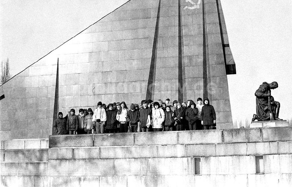 DDR-Bildarchiv: Berlin (Treptow) - 1985 Schülerexkursion der Polytechnischen Oberschule Heinrich Heine Karlshagen (Mecklenburg-Vorpommern) im Treptower Park am sowjetischen Ehrendenkmal in Berlin-Treptow Foto: Gebser