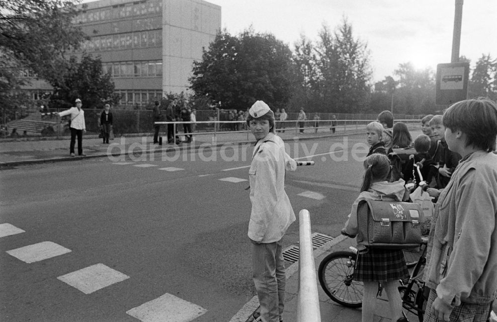 DDR-Bildarchiv: Berlin - Schülerlotseneinsatz für Fußgänger an der Kreuzung in Berlin in der DDR