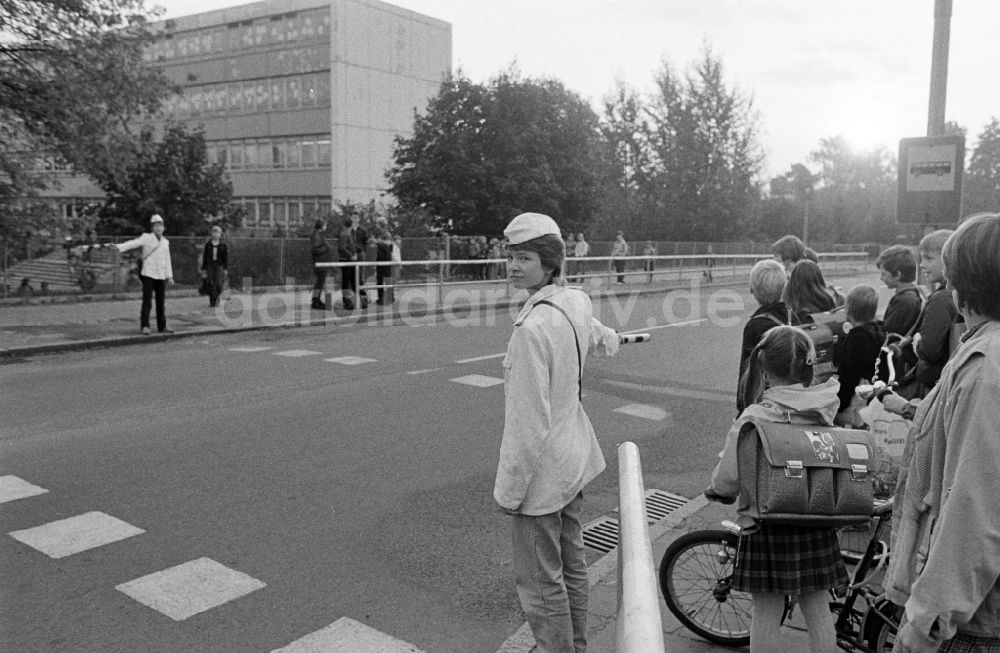 DDR-Fotoarchiv: Berlin - Schülerlotseneinsatz für Fußgänger an der Kreuzung in Berlin in der DDR