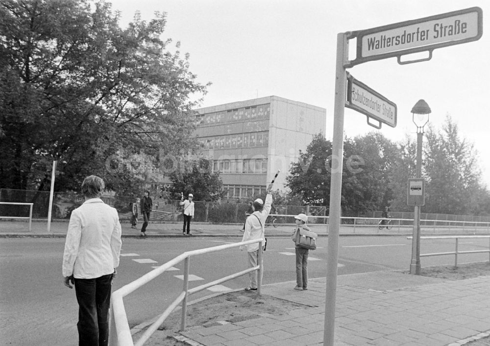 Berlin: Schülerlotseneinsatz für Fußgänger an der Kreuzung in Berlin in der DDR