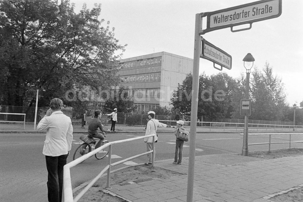 DDR-Bildarchiv: Berlin - Schülerlotseneinsatz für Fußgänger an der Kreuzung in Berlin in der DDR